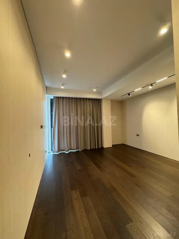 Satılır 4 otaqlı mənzil 303 m²