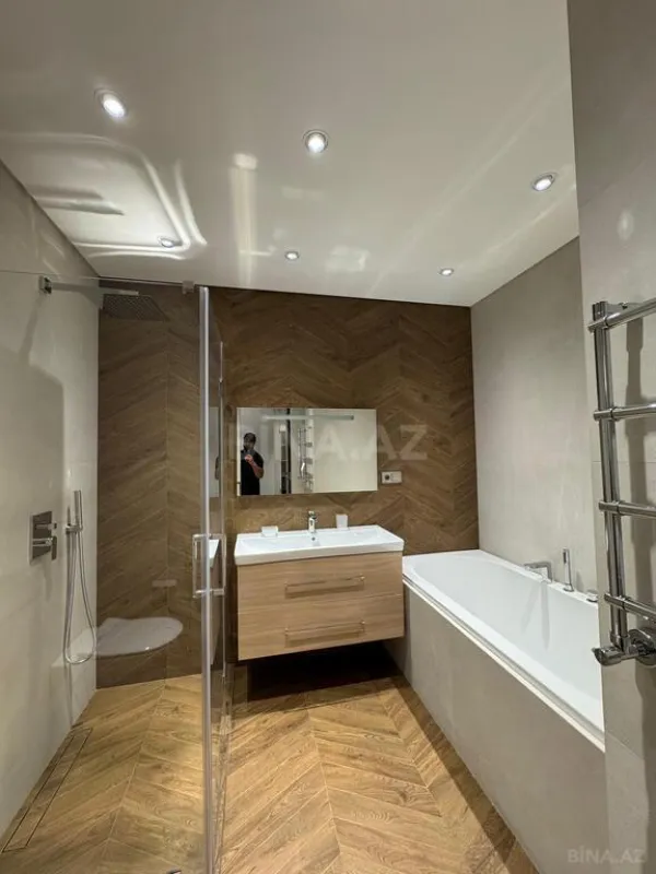 Satılır 4 otaqlı mənzil 303 m²