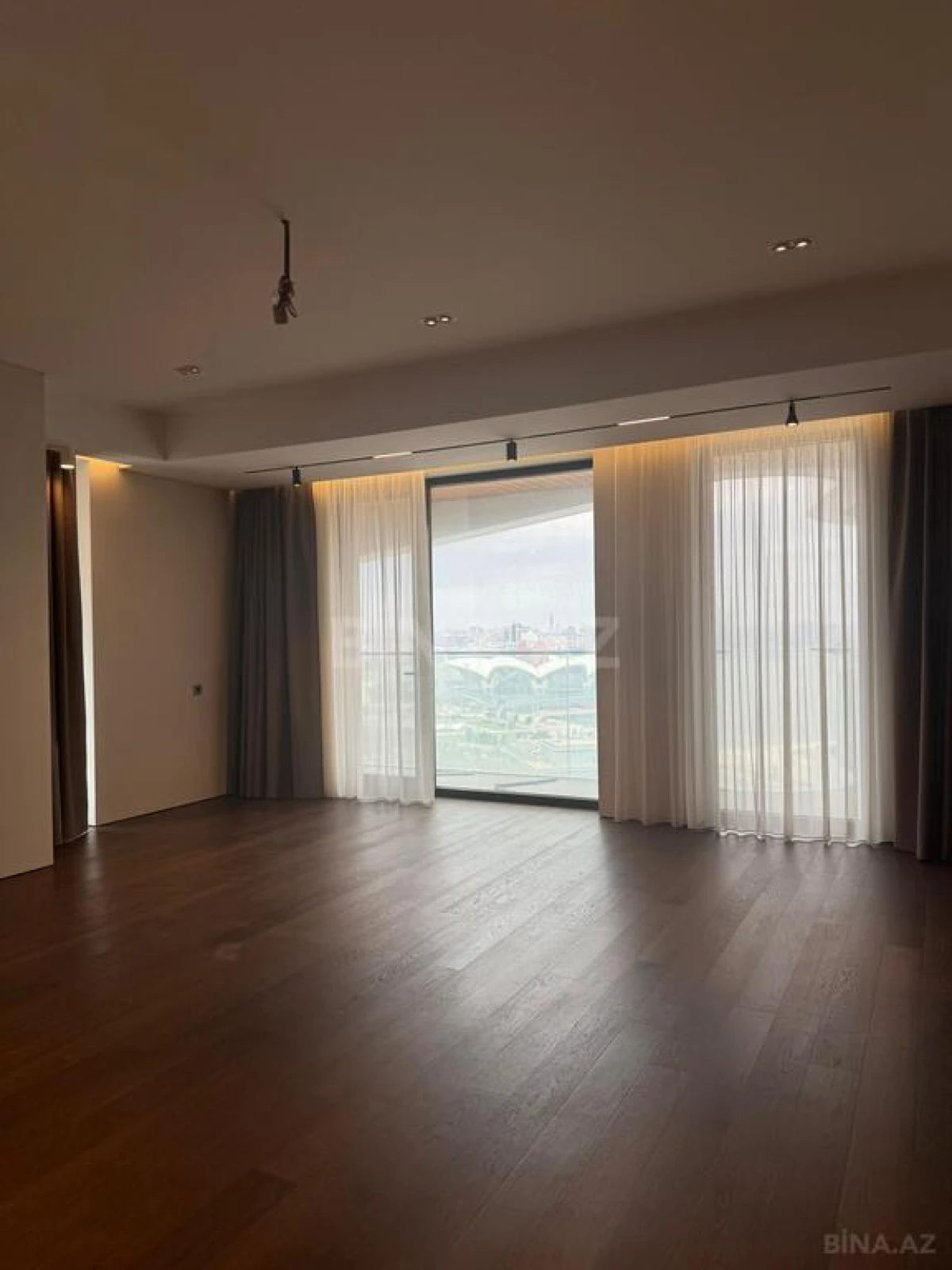 Satılır 4 otaqlı mənzil 303 m²