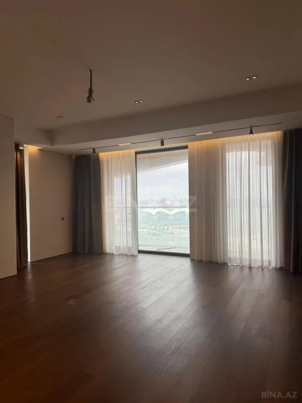 Satılır 4 otaqlı mənzil 303 m²