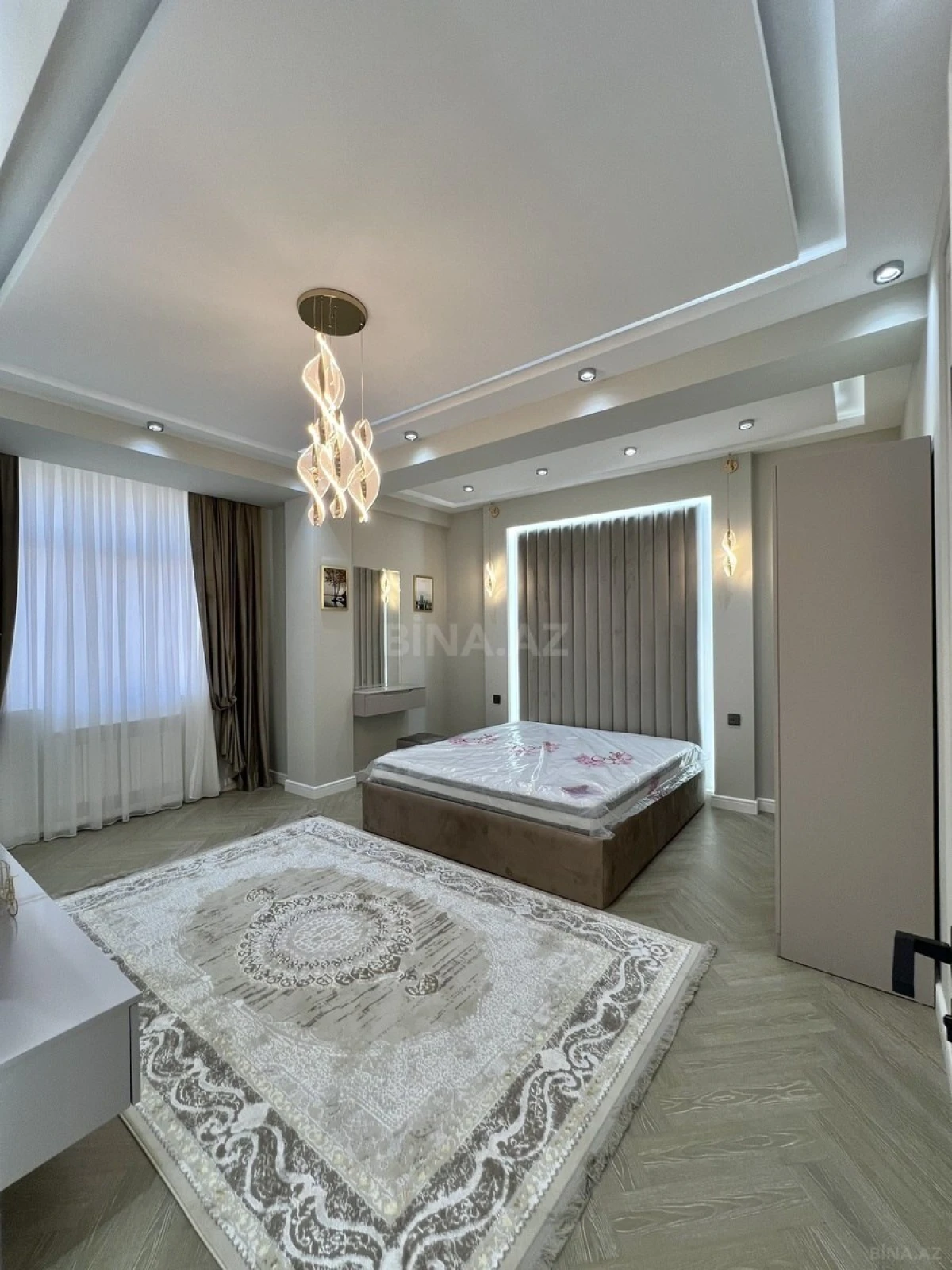 Satılır 3 otaqlı mənzil 131 m²