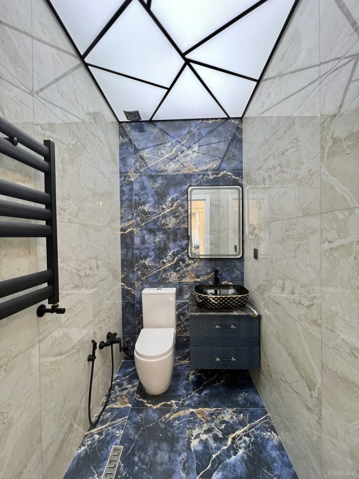 Satılır 3 otaqlı mənzil 131 m²