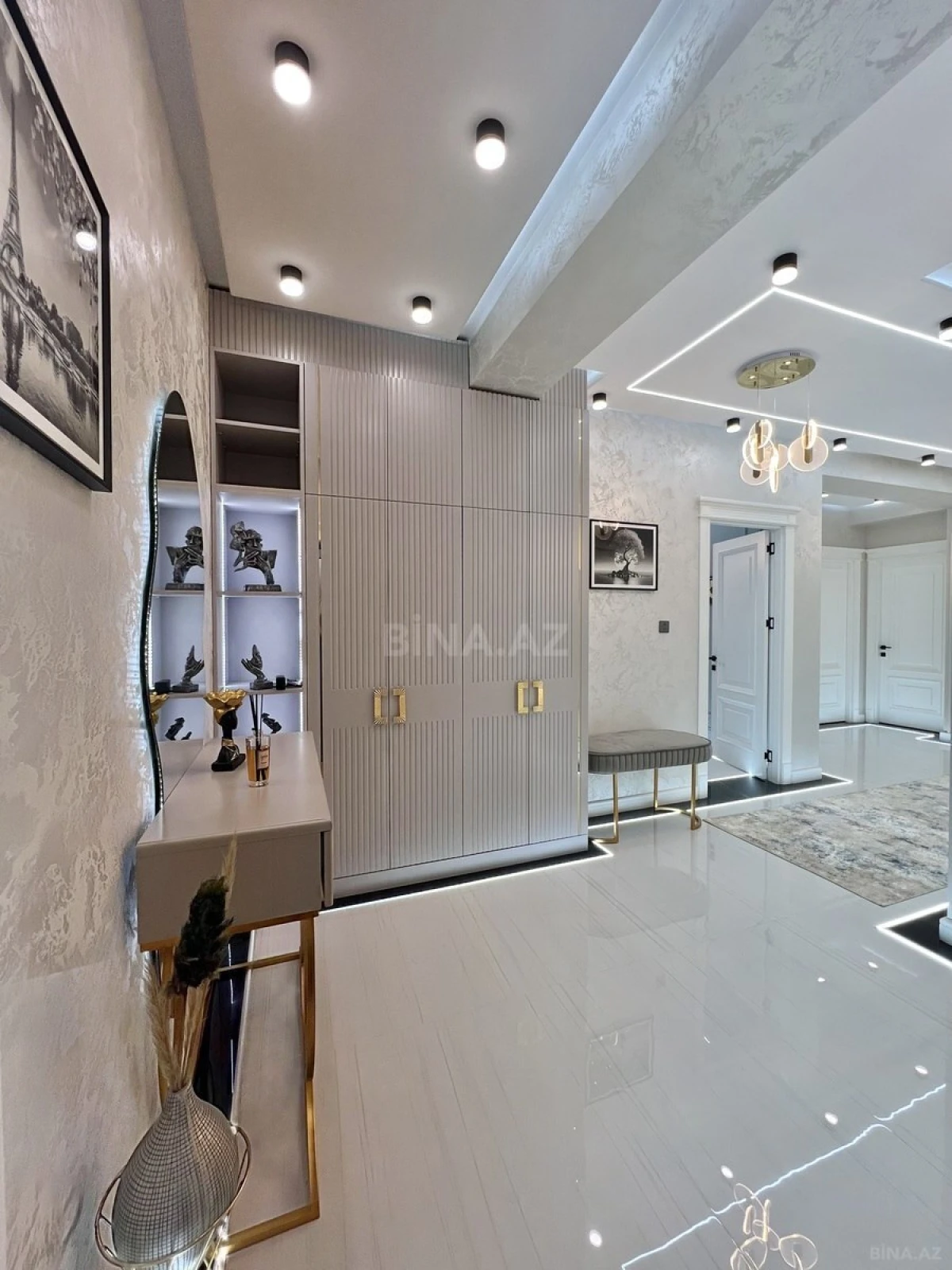 Satılır 3 otaqlı mənzil 131 m²