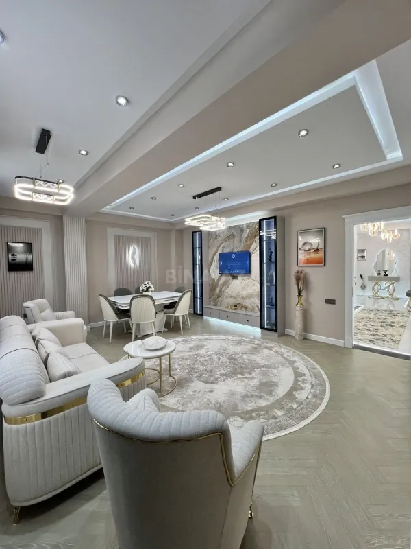 Satılır 3 otaqlı mənzil 131 m²