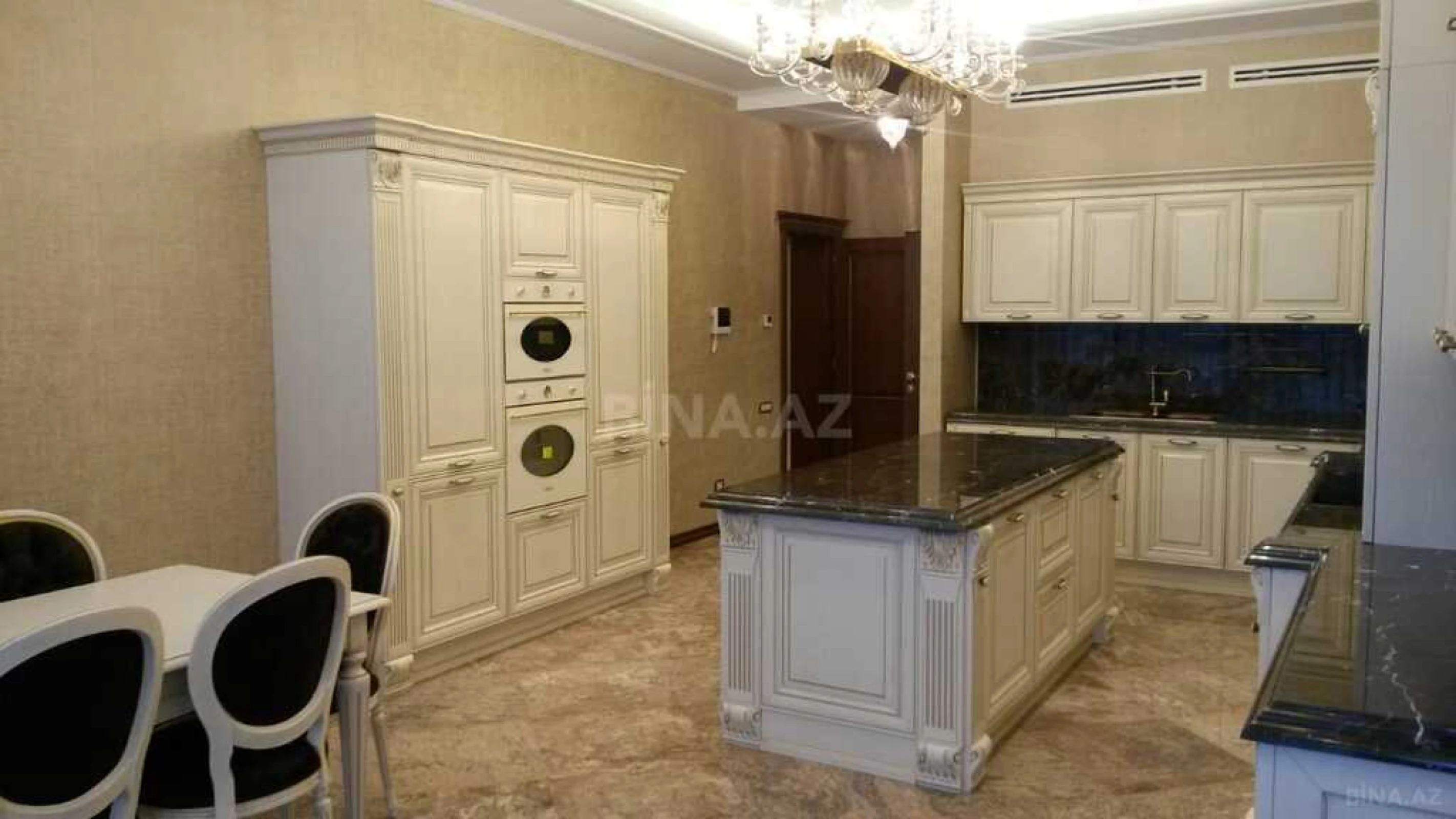Satılır 5 otaqlı mənzil 285 m²