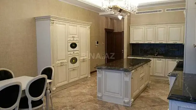 Satılır 5 otaqlı mənzil 285 m²