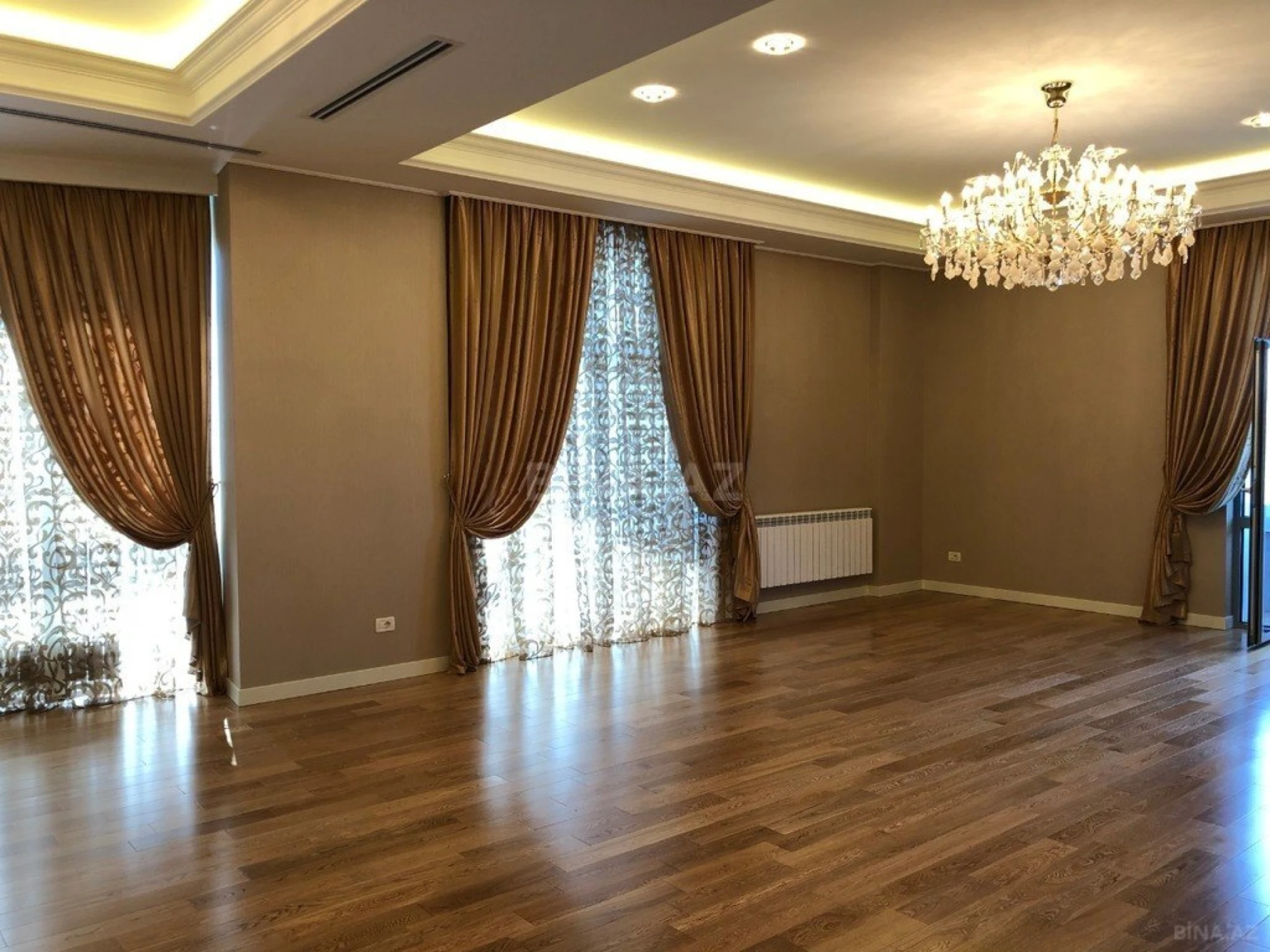 Satılır 5 otaqlı mənzil 285 m²