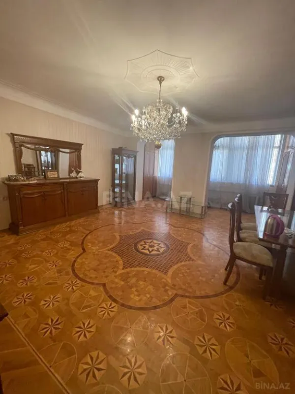 Satılır 5 otaqlı mənzil 155 m²