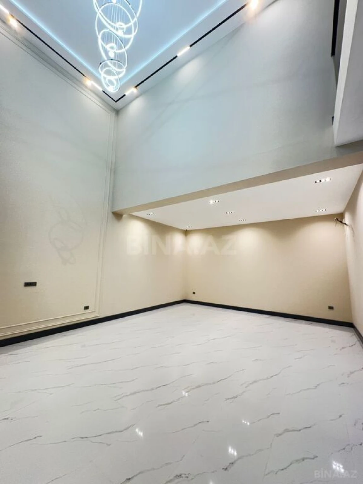 Satılır 6 otaqlı həyət evi 450 m²