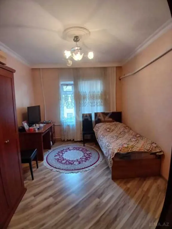 Satılır 5 otaqlı mənzil 130 m²