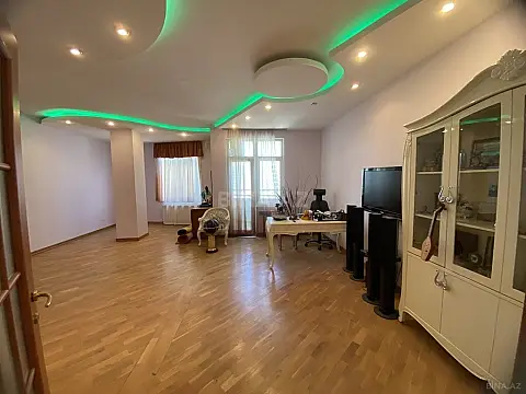Satılır 4 otaqlı mənzil 200 m²