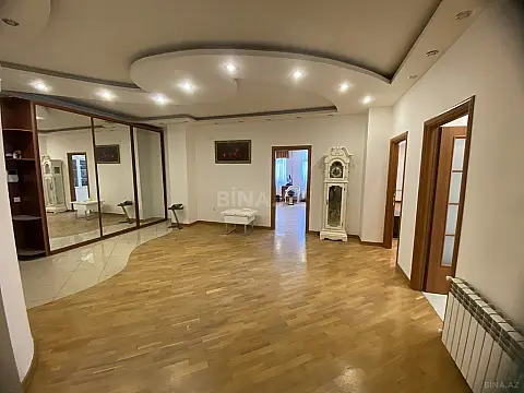 Satılır 4 otaqlı mənzil 200 m²