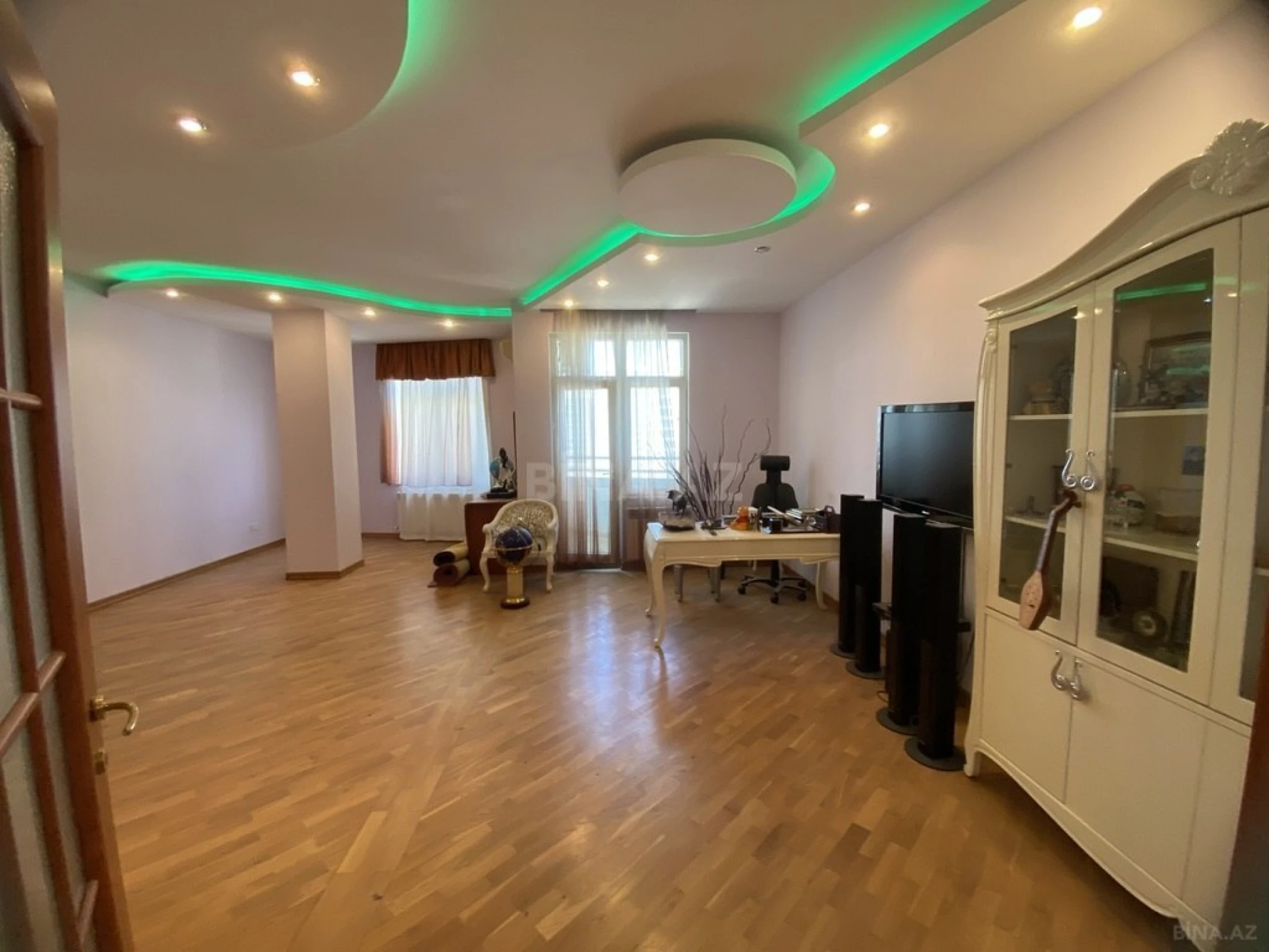 Satılır 4 otaqlı mənzil 200 m²