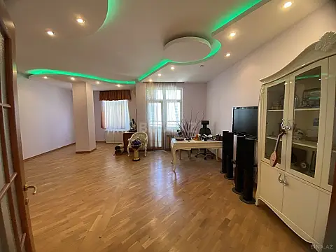 Satılır 4 otaqlı mənzil 200 m²