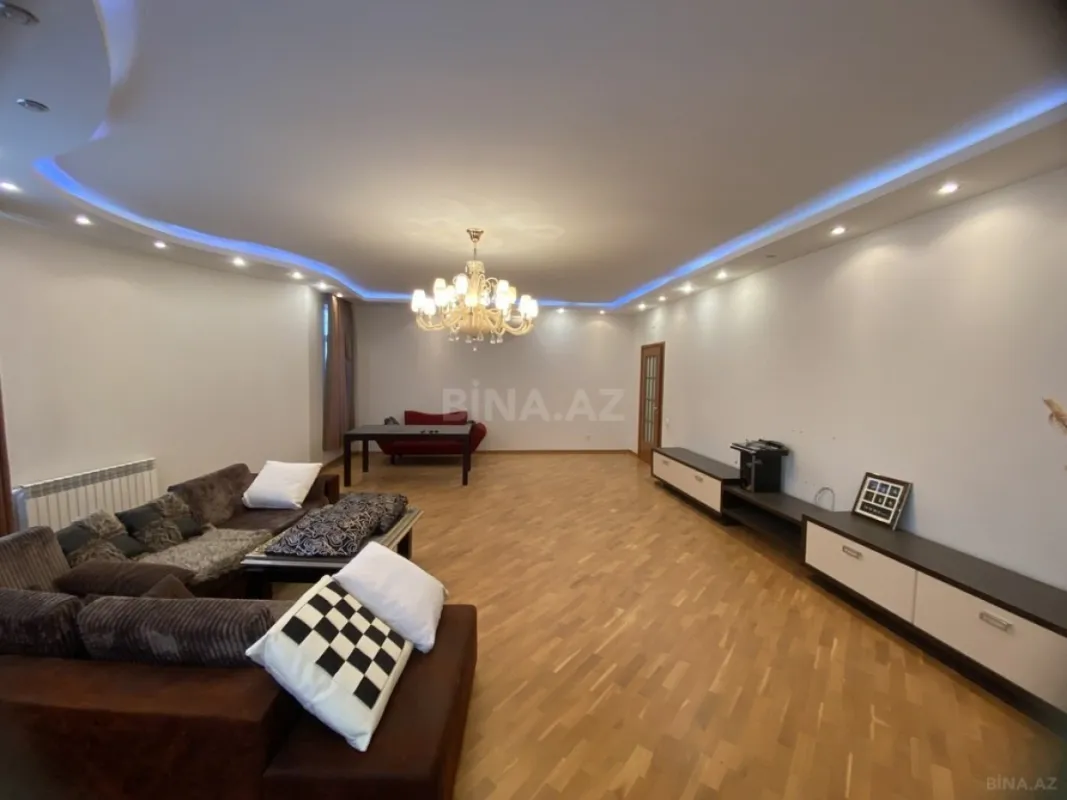 Satılır 4 otaqlı mənzil 200 m²