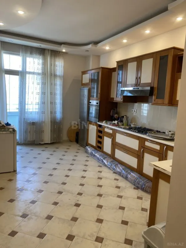 Satılır 4 otaqlı mənzil 200 m²