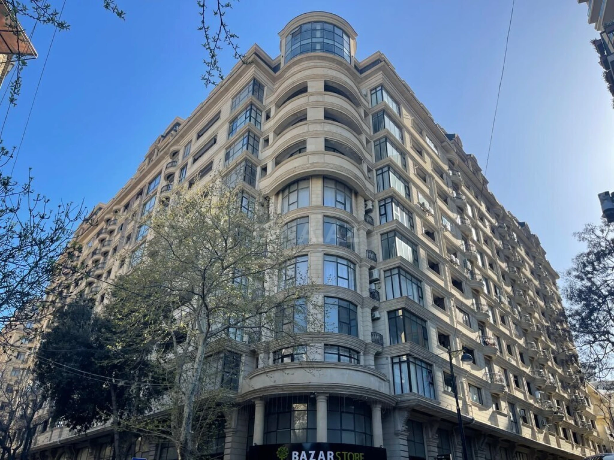 Satılır 5 otaqlı mənzil 281 m²