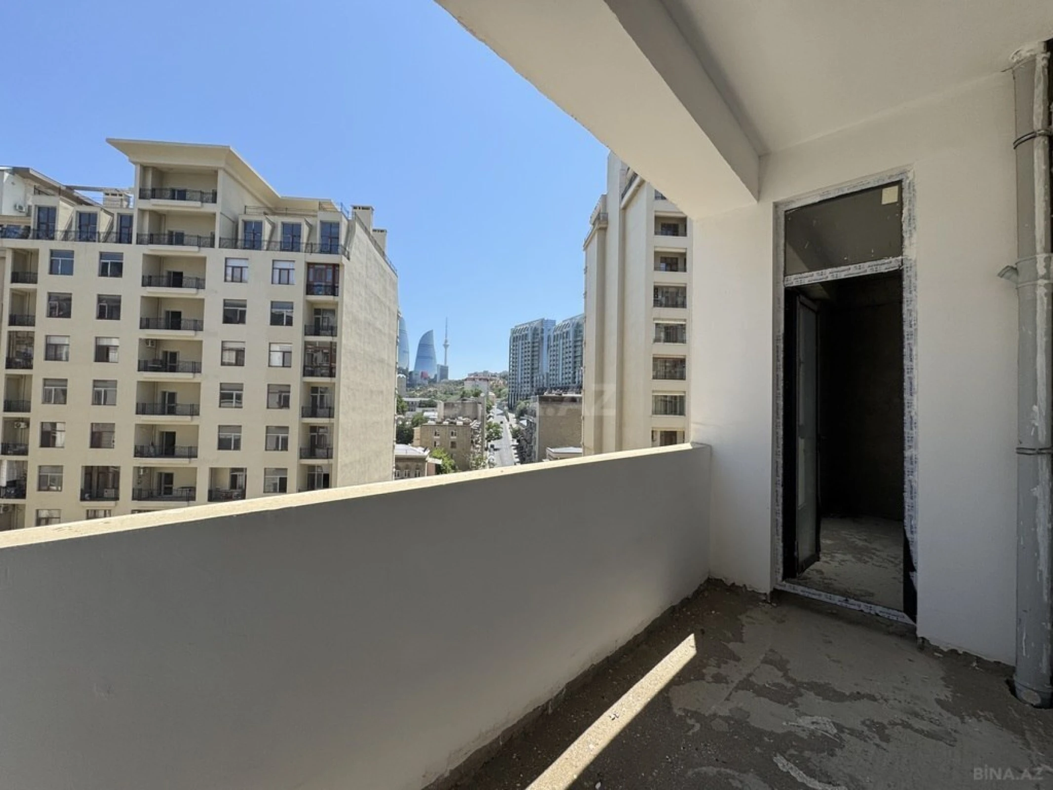 Satılır 5 otaqlı mənzil 281 m²
