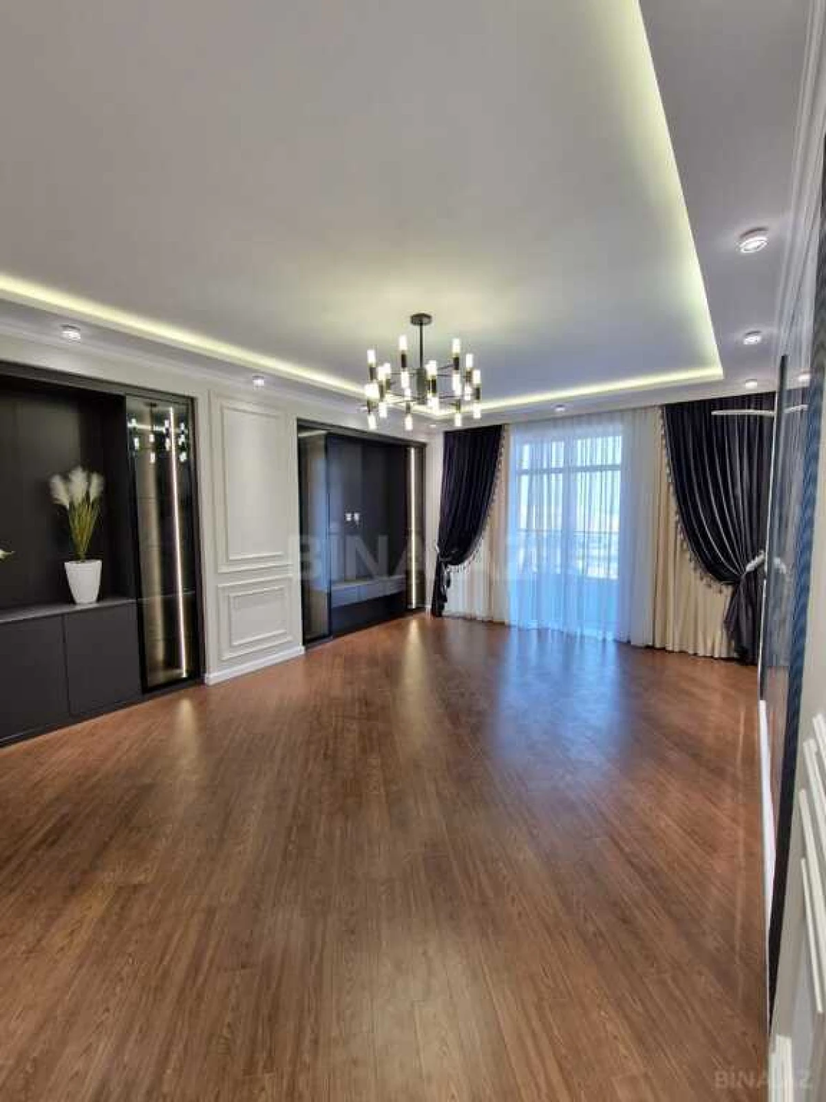 Satılır 4 otaqlı mənzil 185 m²