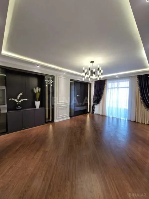Satılır 4 otaqlı mənzil 185 m²