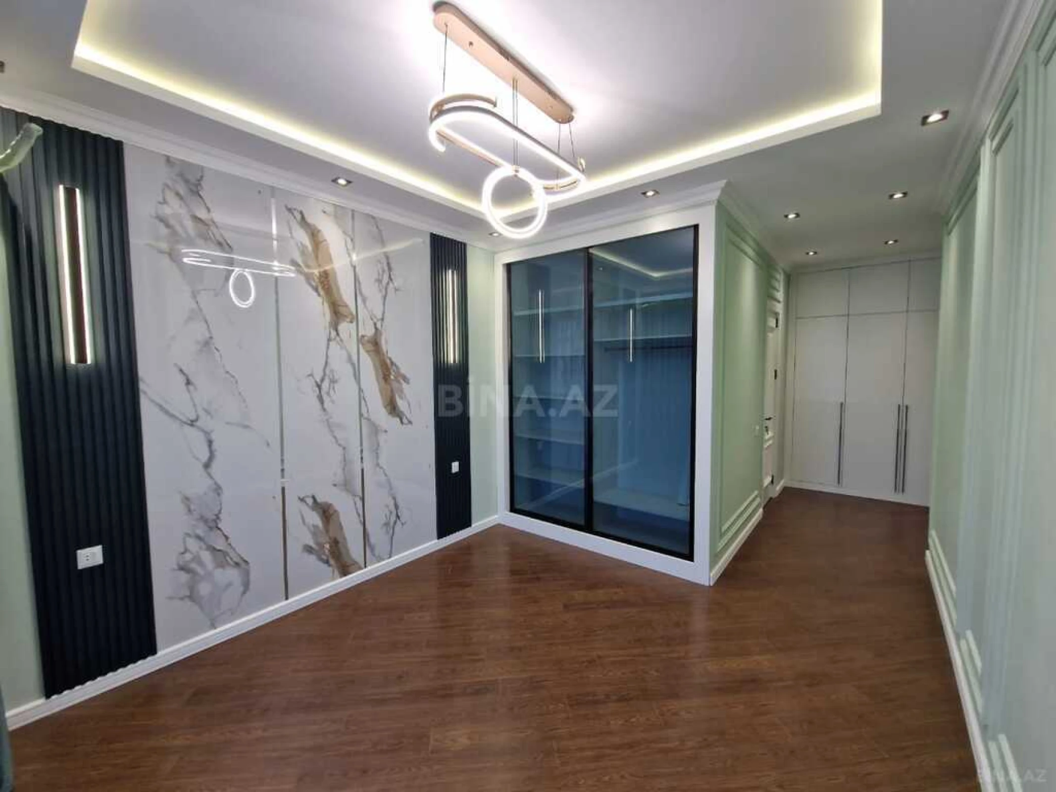 Satılır 4 otaqlı mənzil 185 m²
