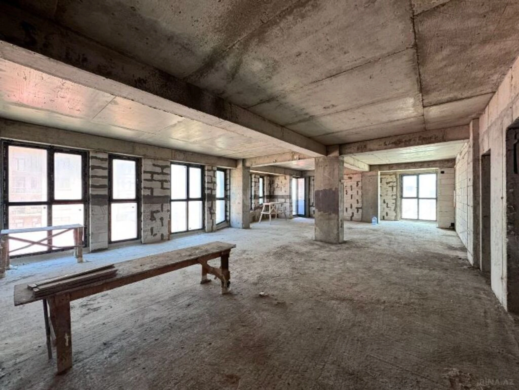 Satılır 4 otaqlı mənzil 162 m²