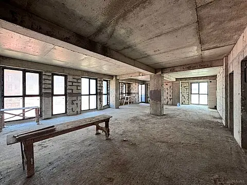 Satılır 4 otaqlı mənzil 162 m²