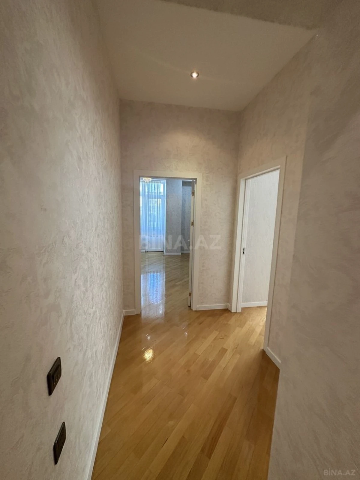 Satılır 3 otaqlı mənzil 138 m²