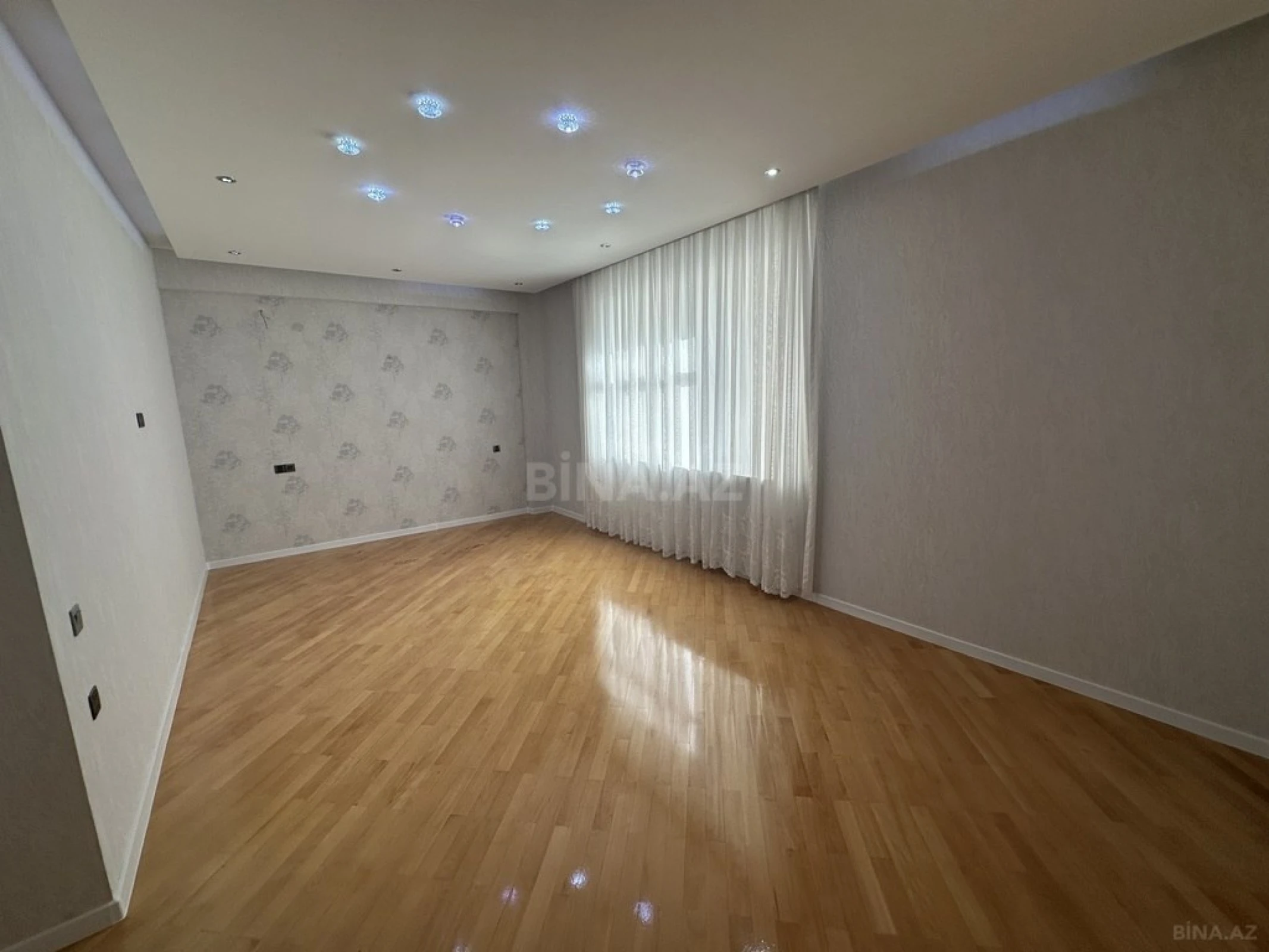 Satılır 3 otaqlı mənzil 138 m²