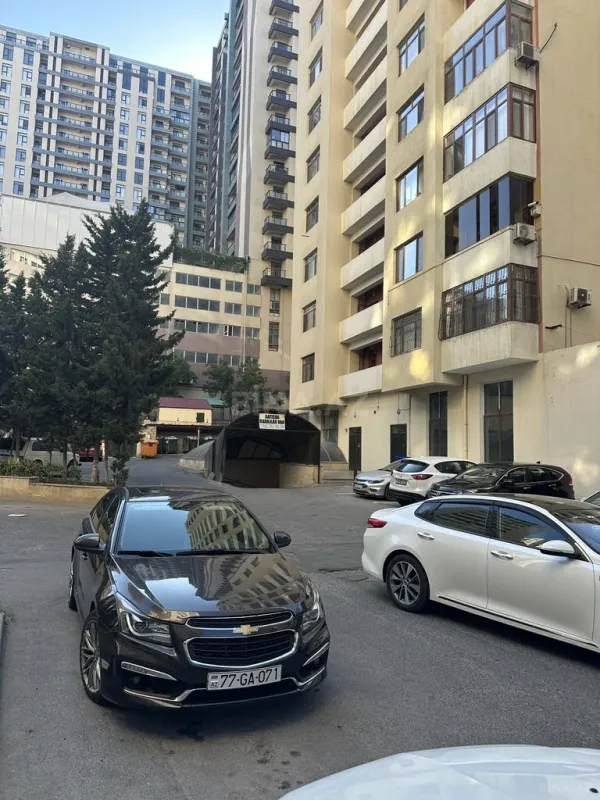 Satılır 3 otaqlı mənzil 138 m²