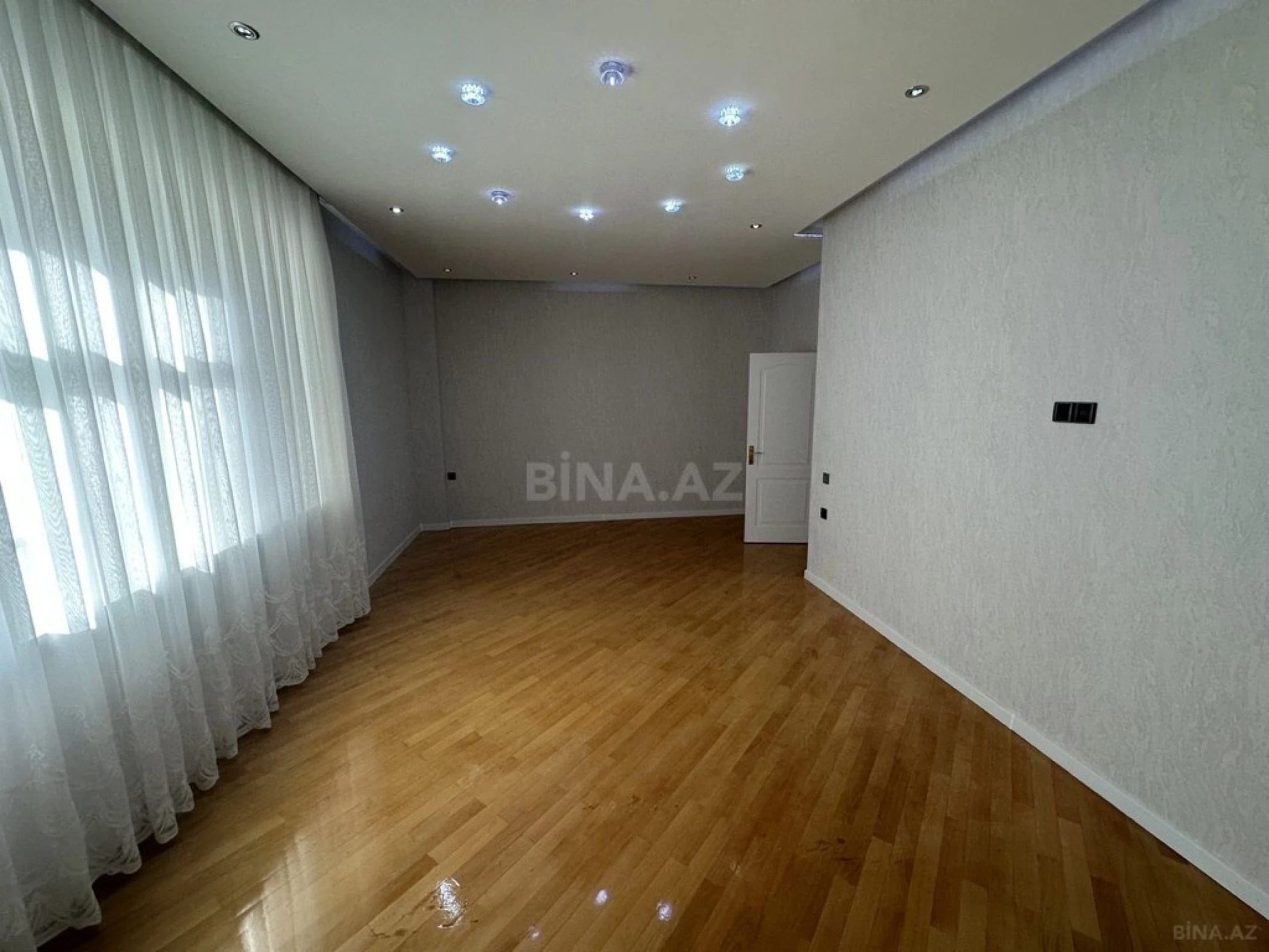Satılır 3 otaqlı mənzil 138 m²