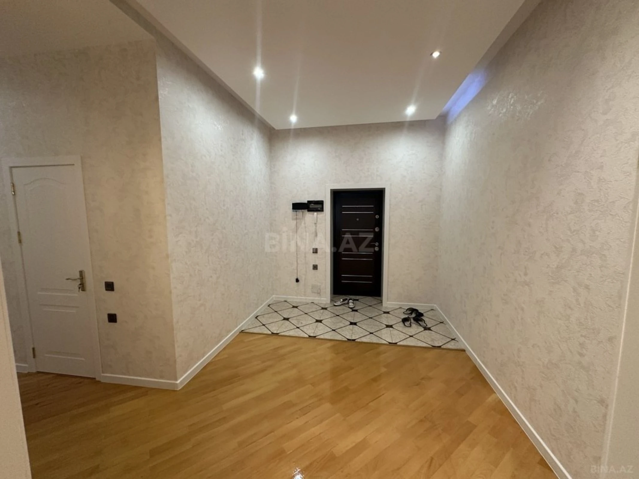 Satılır 3 otaqlı mənzil 138 m²
