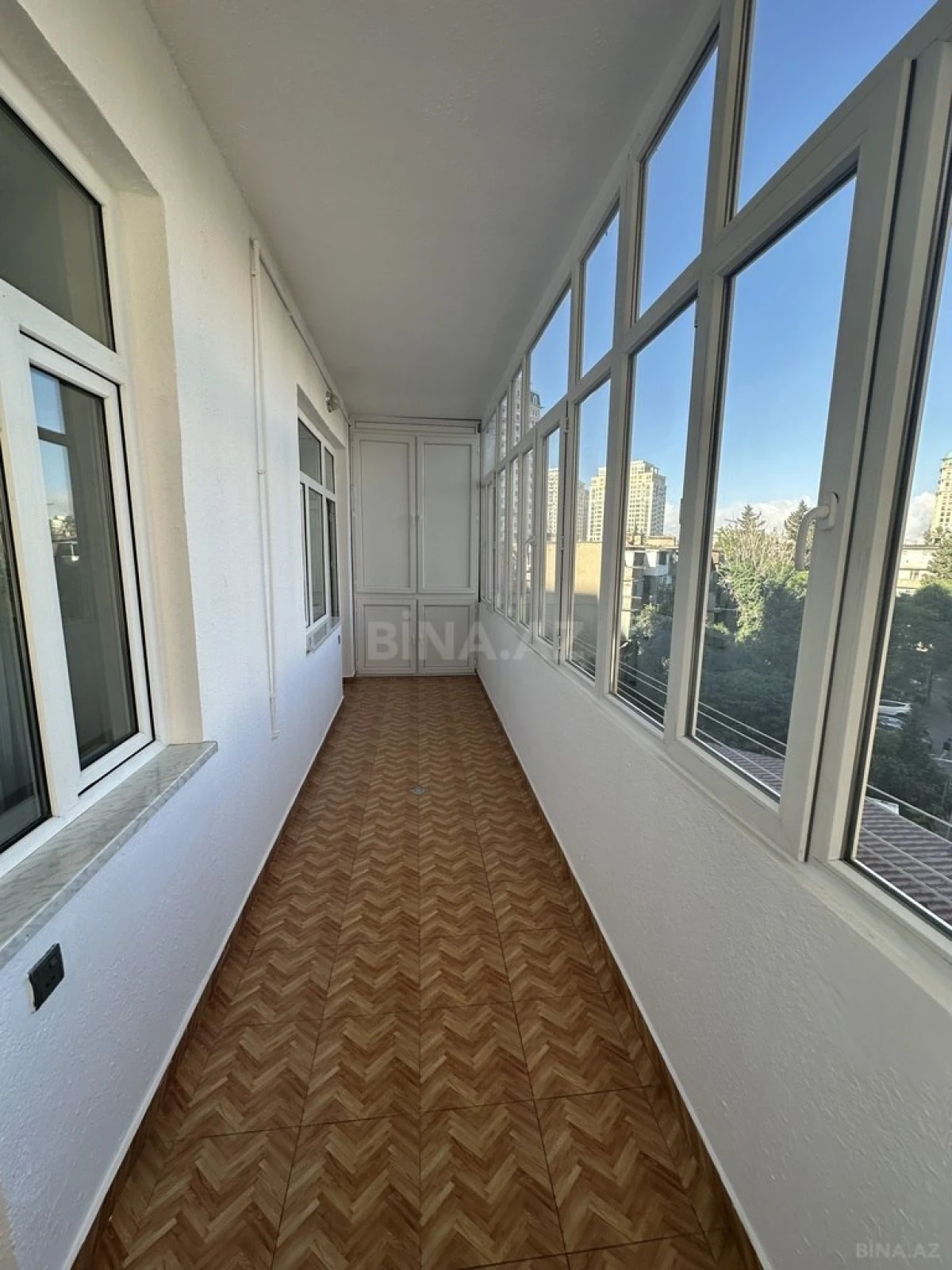 Satılır 3 otaqlı mənzil 138 m²