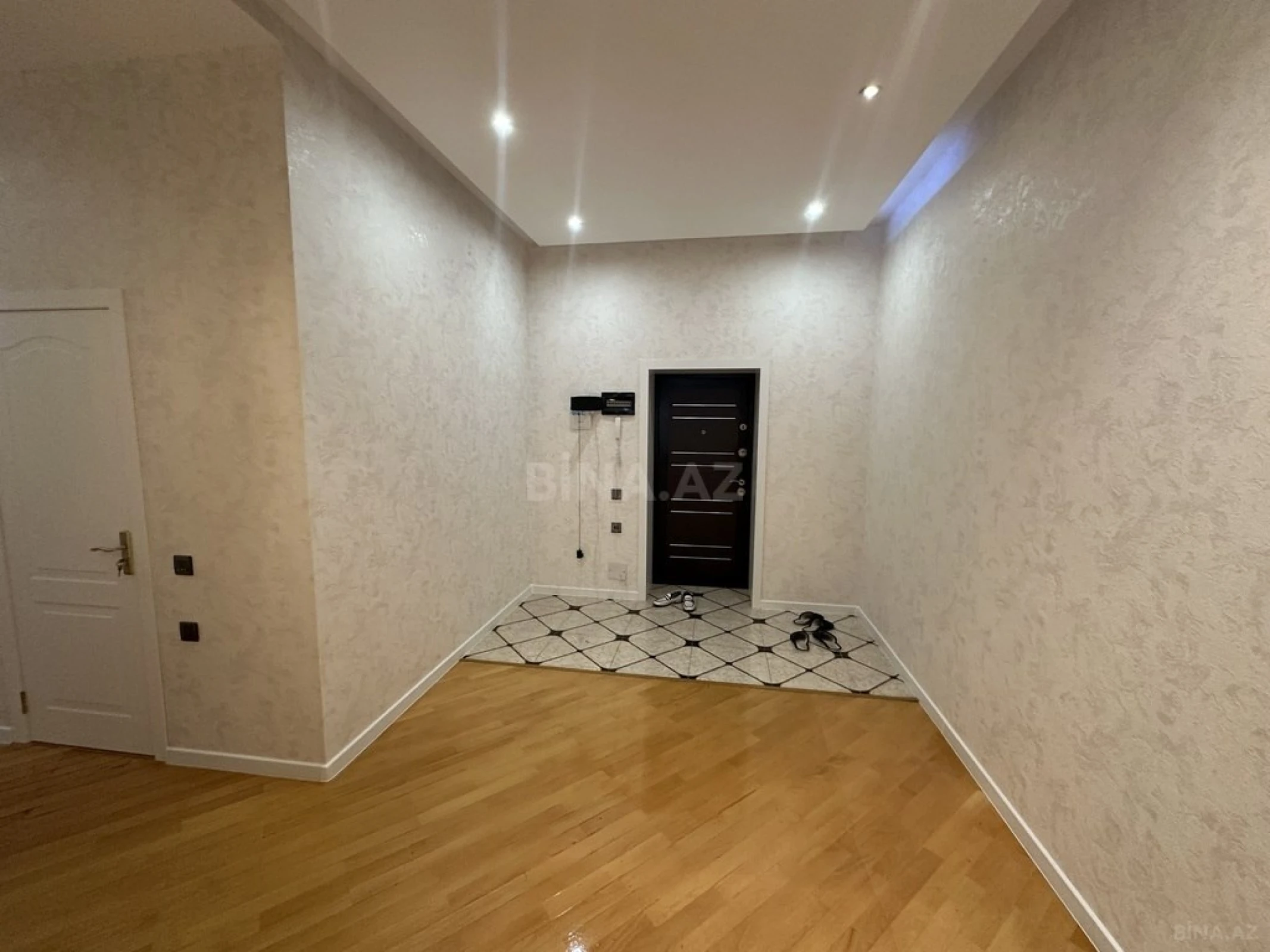 Satılır 3 otaqlı mənzil 138 m²