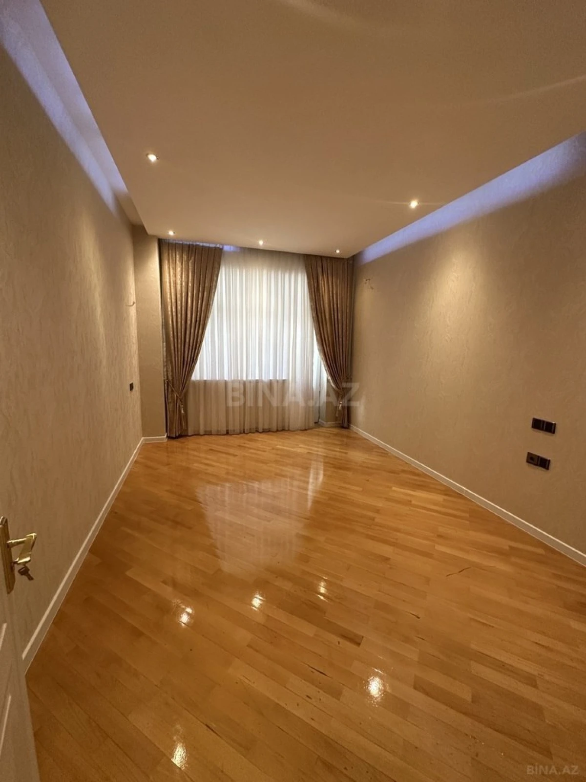 Satılır 3 otaqlı mənzil 138 m²