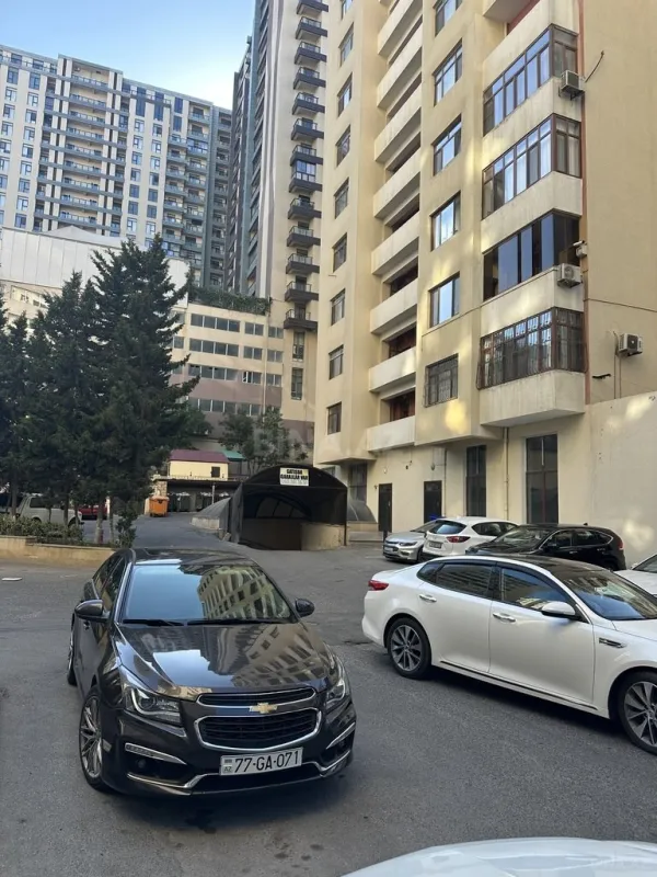 Satılır 3 otaqlı mənzil 138 m²