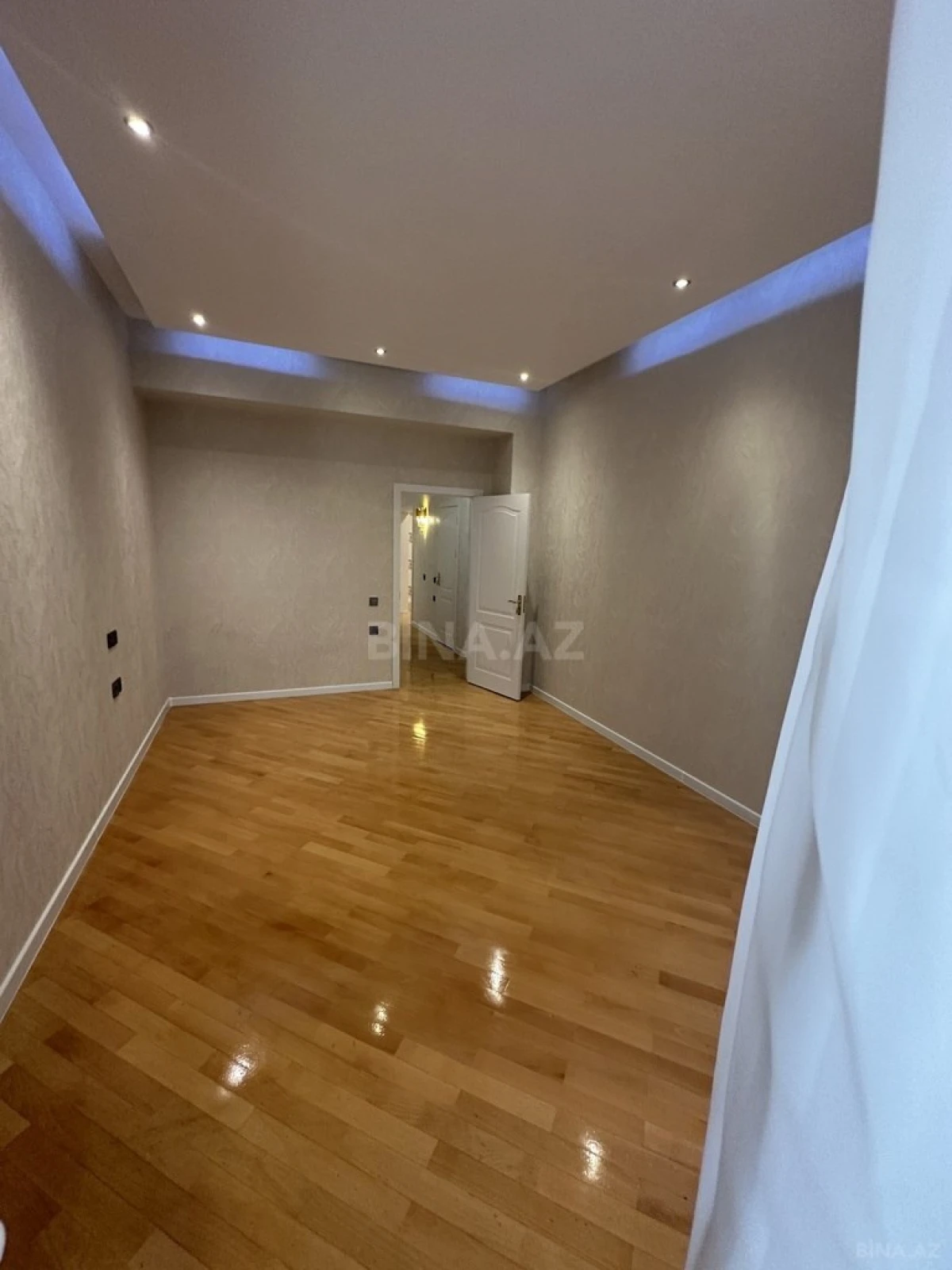 Satılır 3 otaqlı mənzil 138 m²