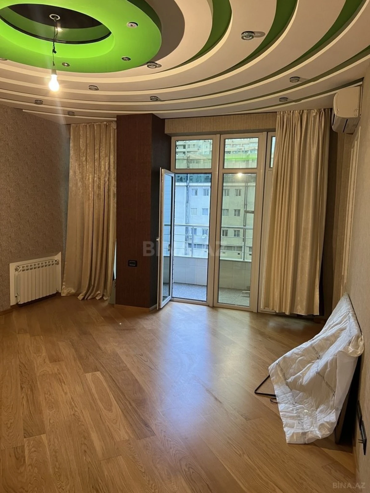 Satılır 4 otaqlı mənzil 157 m²