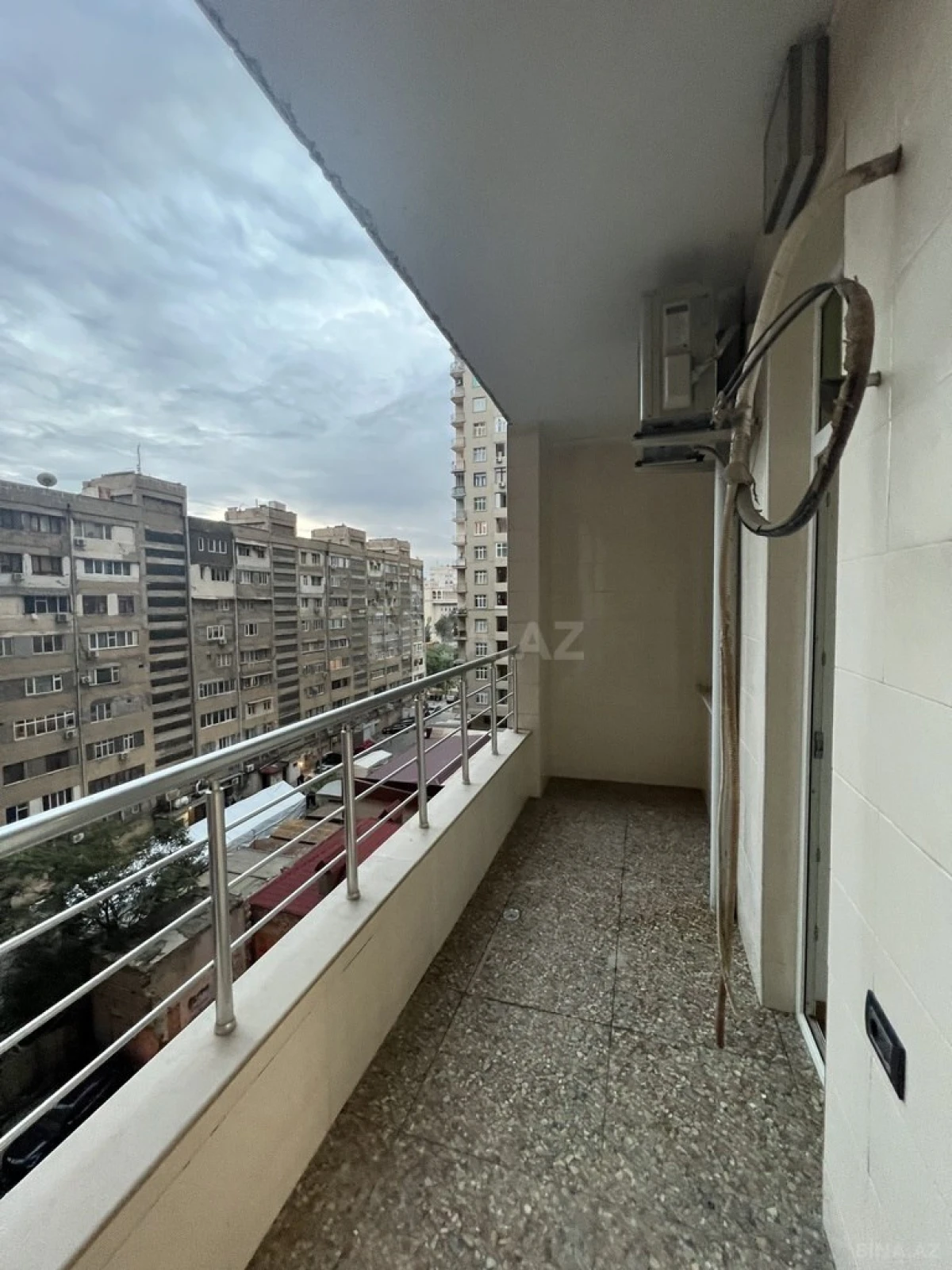 Satılır 4 otaqlı mənzil 157 m²