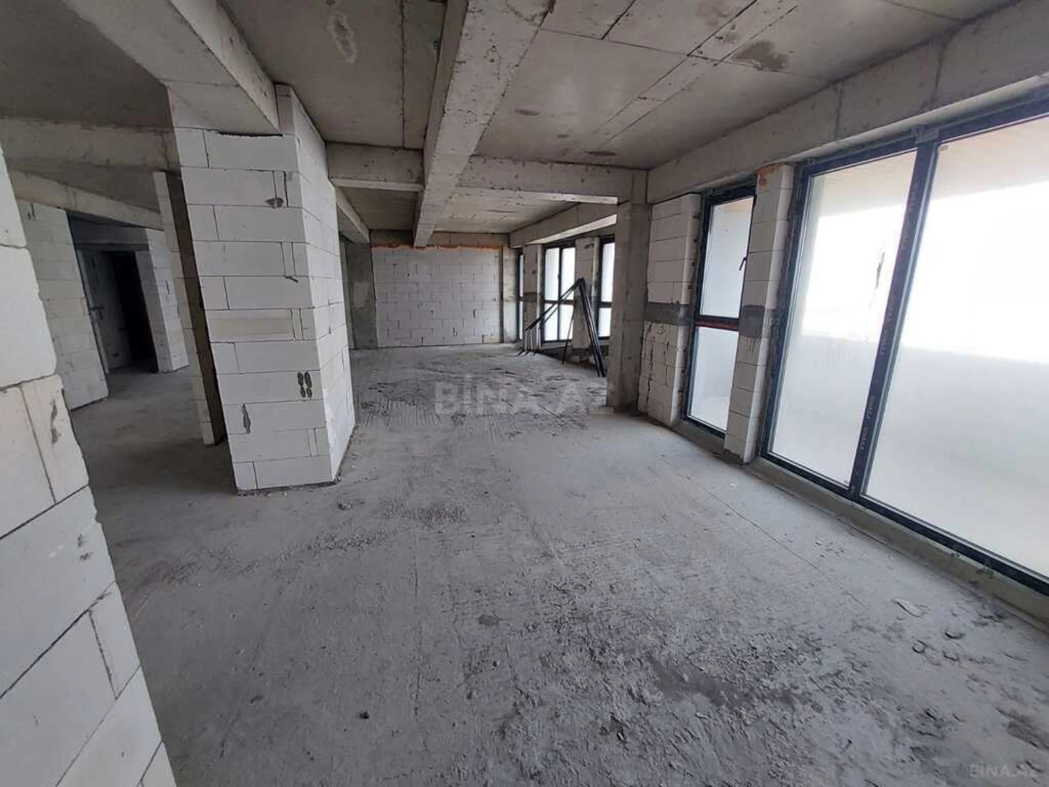 Satılır 4 otaqlı mənzil 303 m²