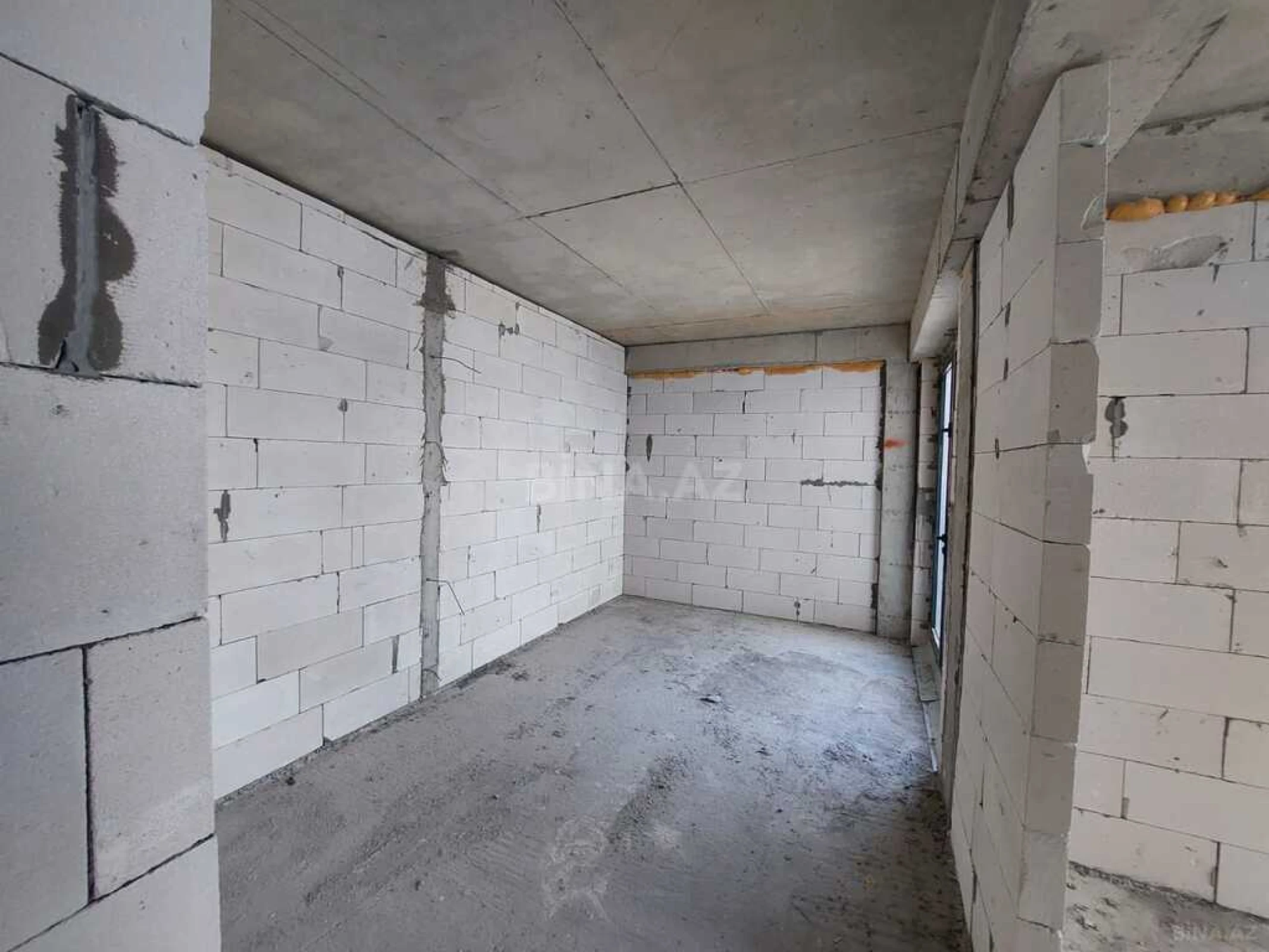 Satılır 4 otaqlı mənzil 303 m²