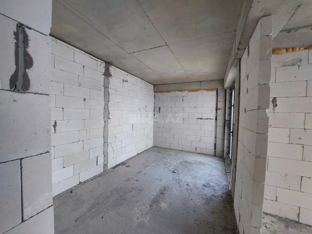 Satılır 4 otaqlı mənzil 303 m²