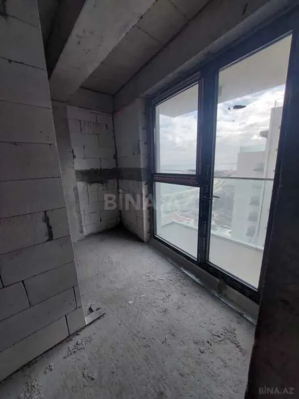 Satılır 4 otaqlı mənzil 303 m²
