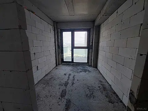 Satılır 4 otaqlı mənzil 303 m²