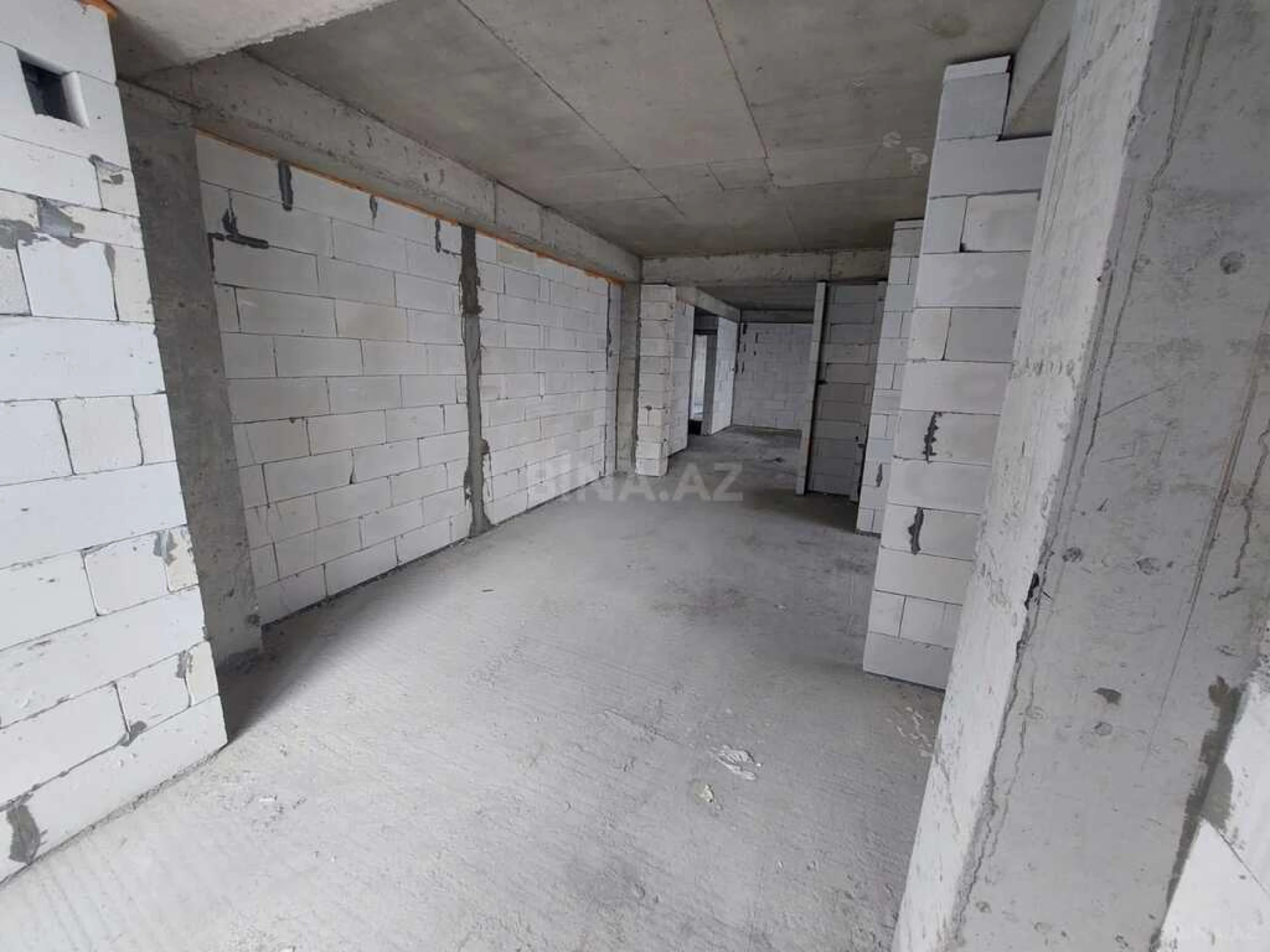 Satılır 4 otaqlı mənzil 303 m²