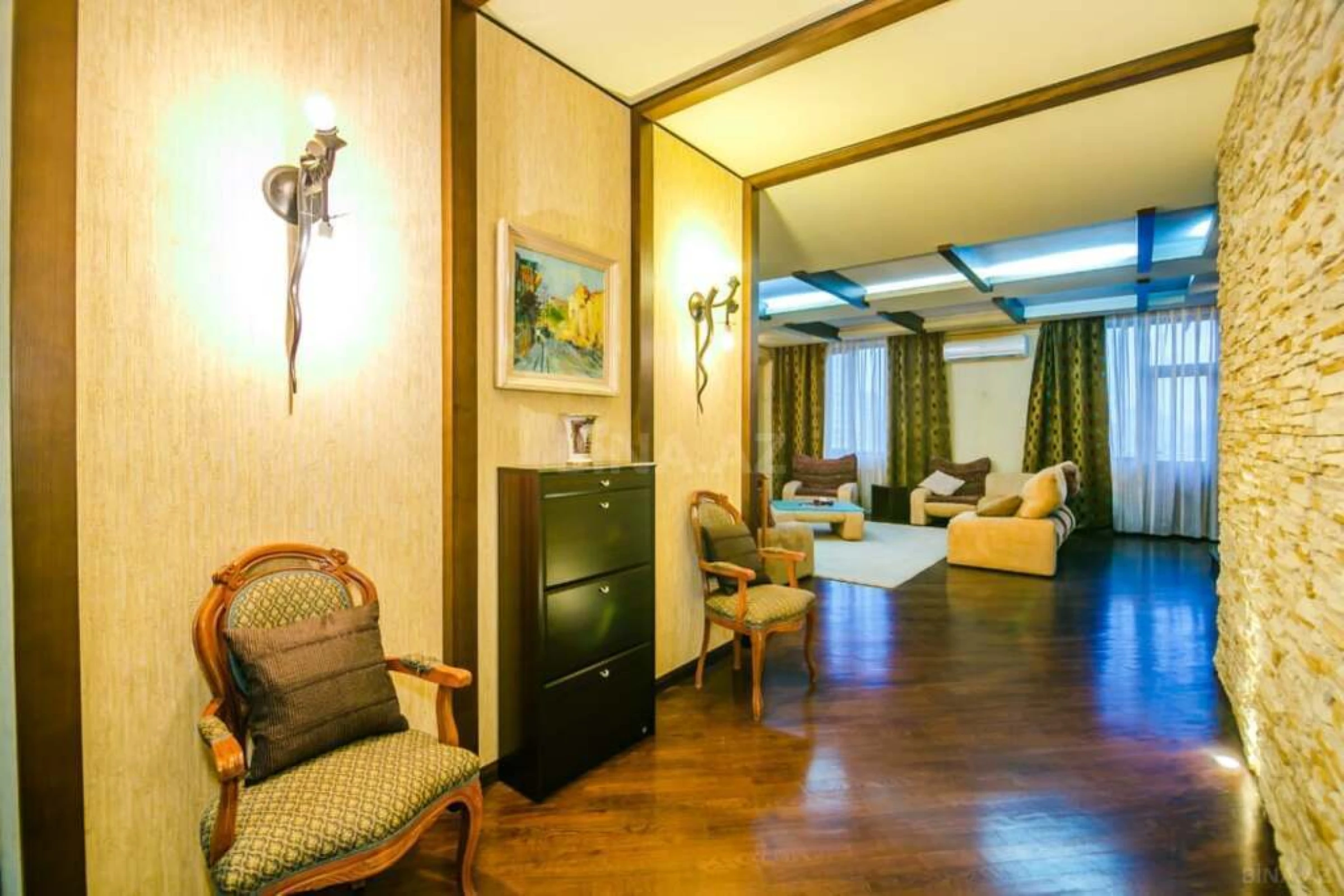 Kirayə verilir 6 otaqlı mənzil 350 m²