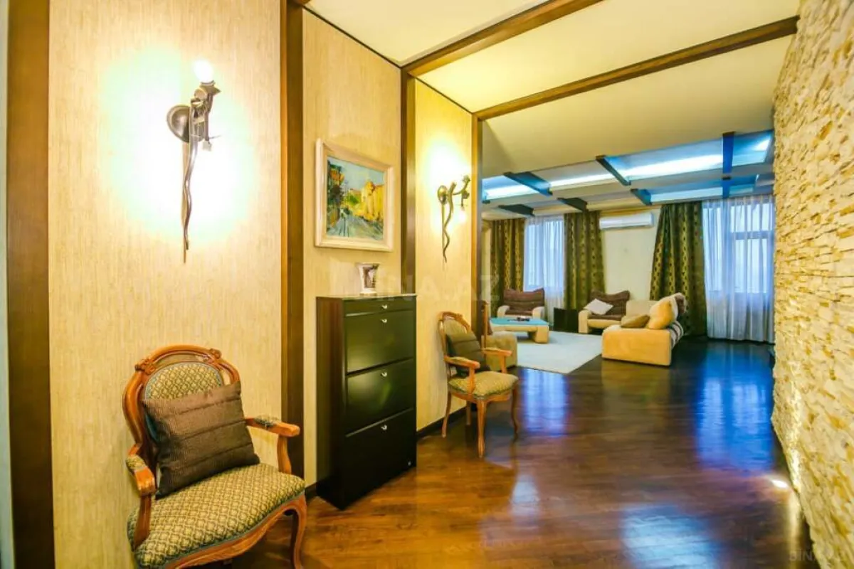 Kirayə verilir 6 otaqlı mənzil 350 m²