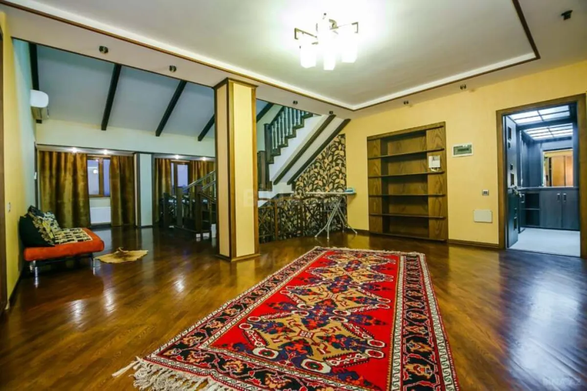 Kirayə verilir 6 otaqlı mənzil 350 m²