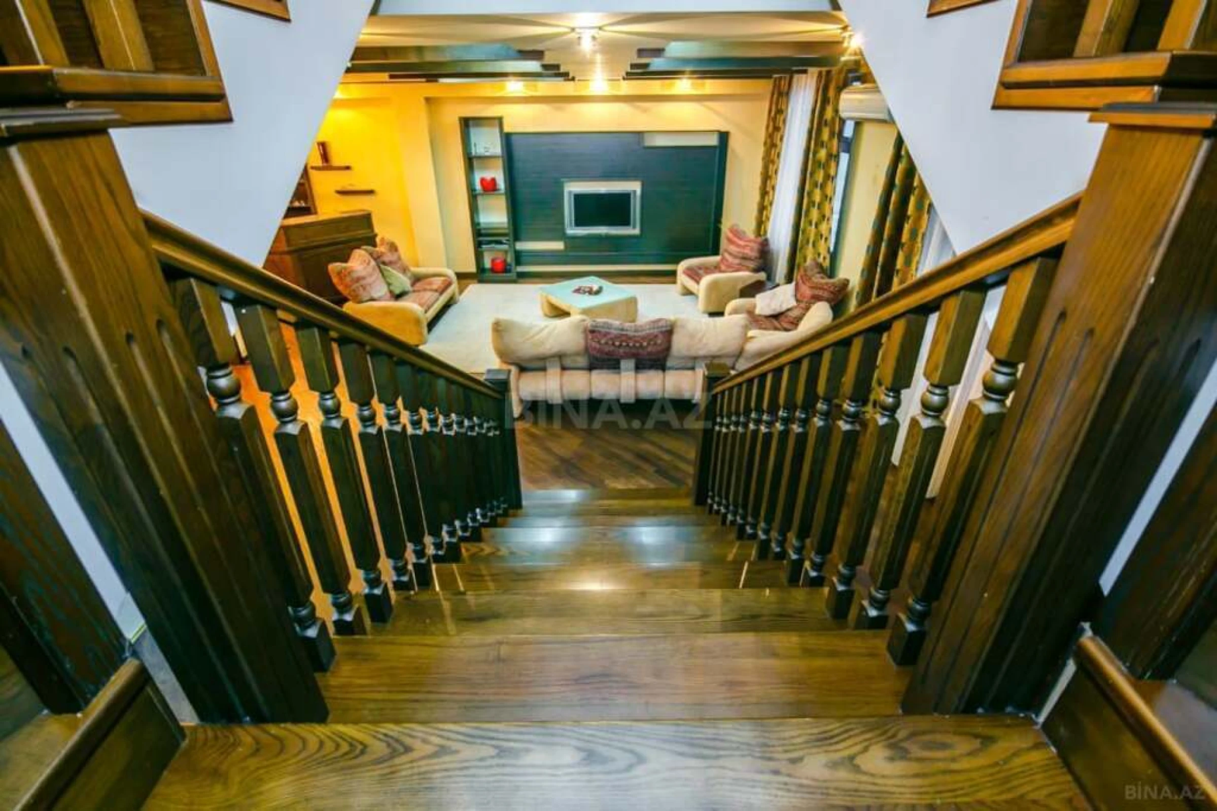 Kirayə verilir 6 otaqlı mənzil 350 m²