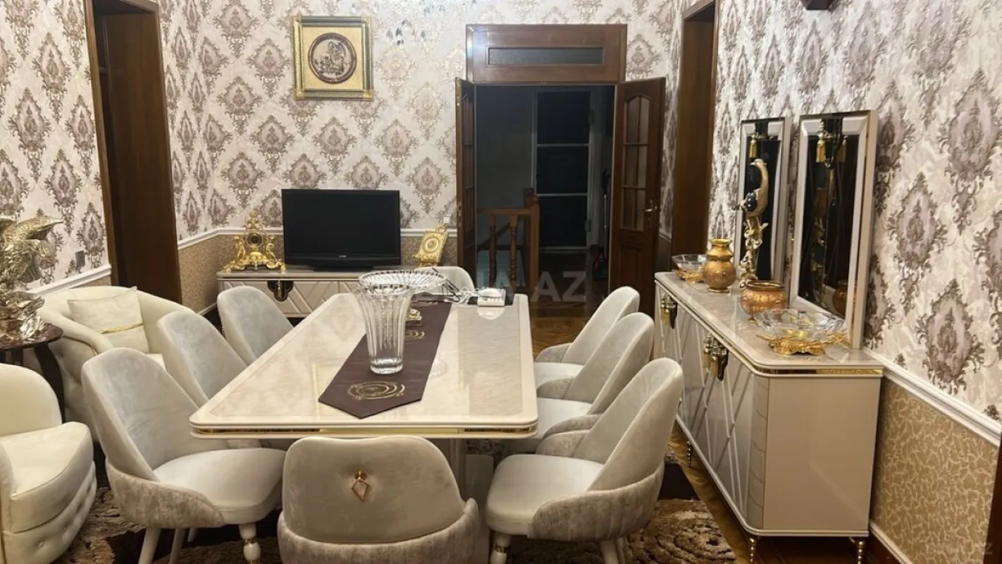 Satılır 10 otaqlı həyət evi 550 m²